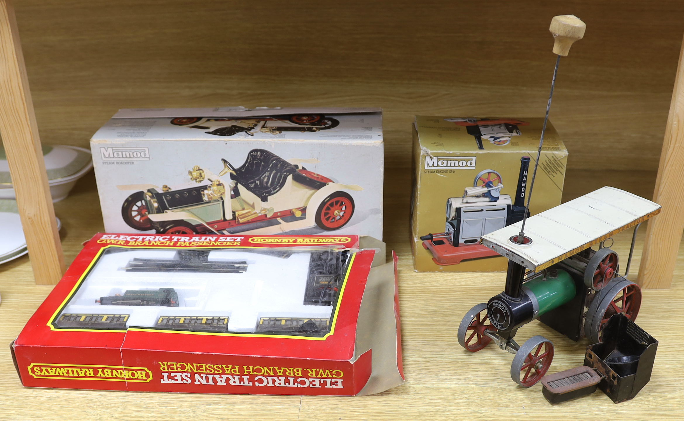 A Hornby Railways GWR passenger set, a Mamod steam roadster, a Mamod steam engine SP 2, all boxed, and a Mamod steam tractor (4)